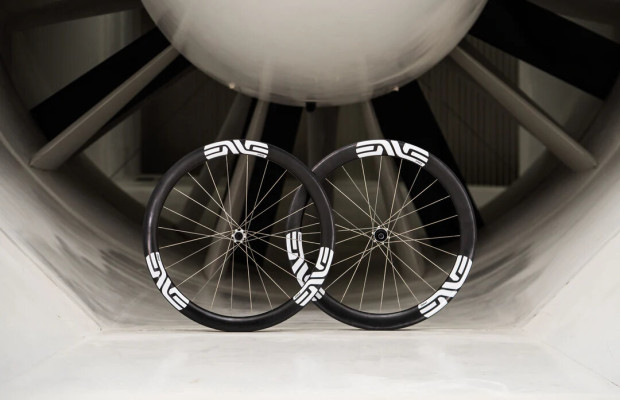 Pogacar estrena ruedas para el Tour: así son las nuevas ENVE SES 4.5 Pro