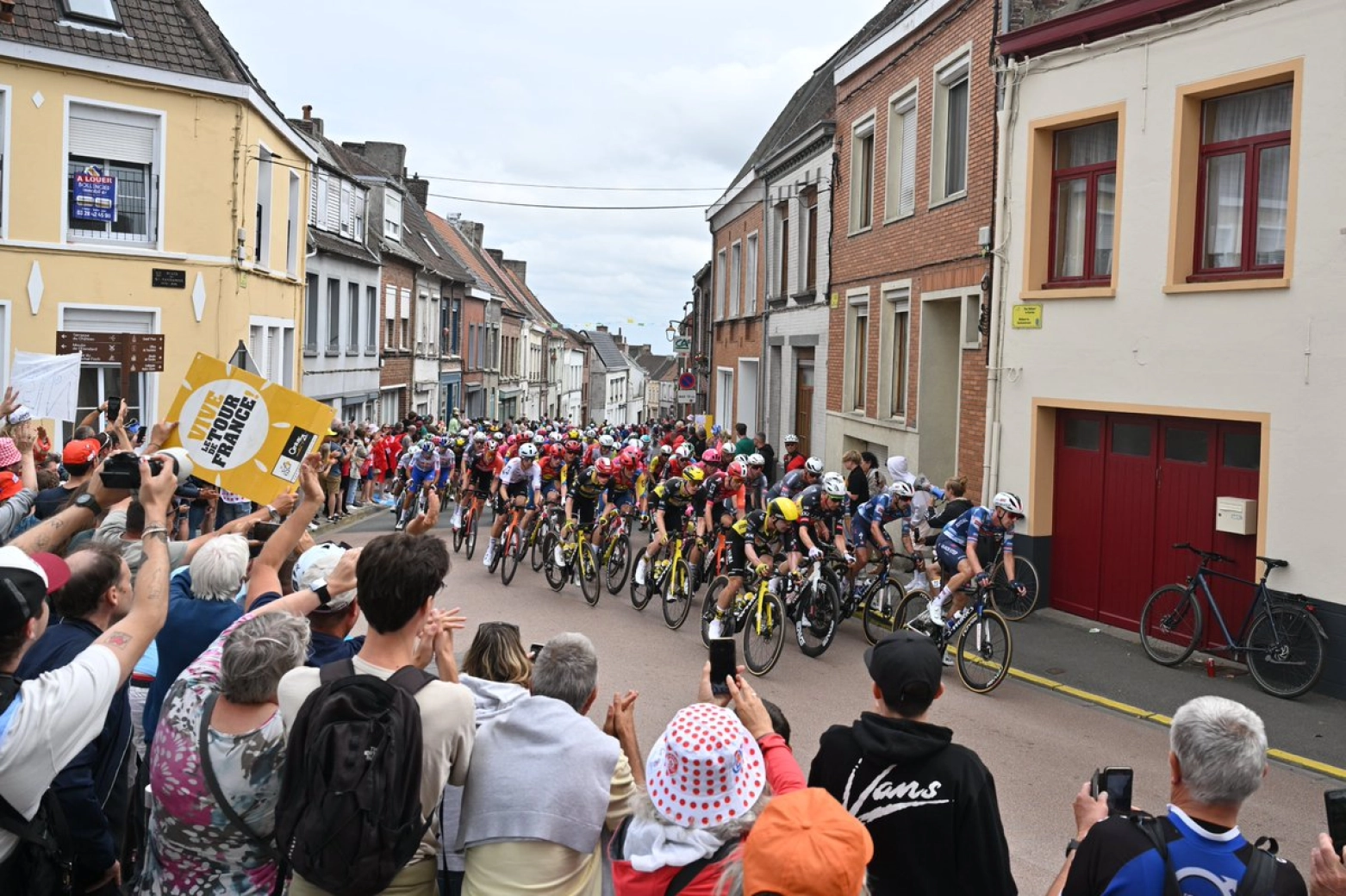 Jasper Philipsen wins the first stage of the Tour and wears the yellow jersey