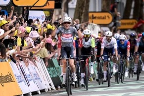 Jasper Philipsen wins the first stage of the Tour and wears the yellow jersey