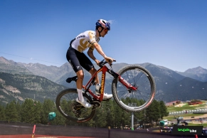 La Pinarello Dogma XC de Pidcock estrena montaje y diseño en Andorra