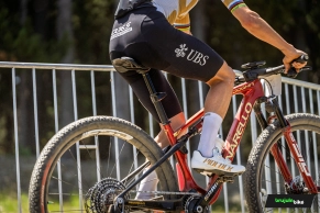 La Pinarello Dogma XC de Pidcock estrena montaje y diseño en Andorra