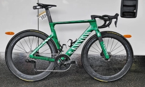 Canyon paints in sprint mode: another custom Aeroad CFR for Van der Poel
