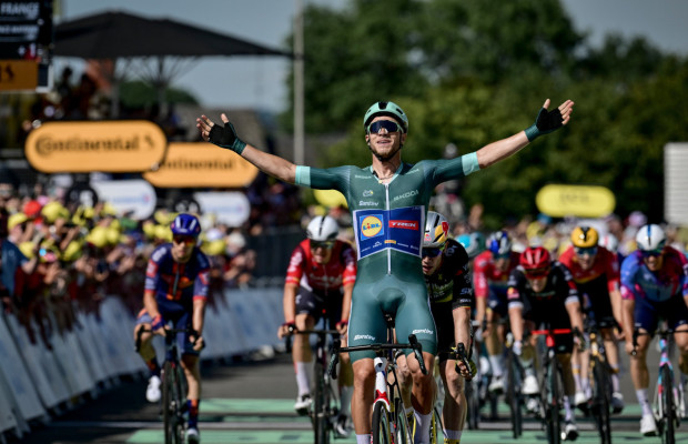Jour de sprint dans le Tour de France remporté par Jonathan Milan