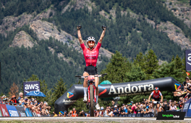 "Greta, esto es por ti": Samara Maxwell se sobrepone a todo y conquista la Copa del Mundo XCO