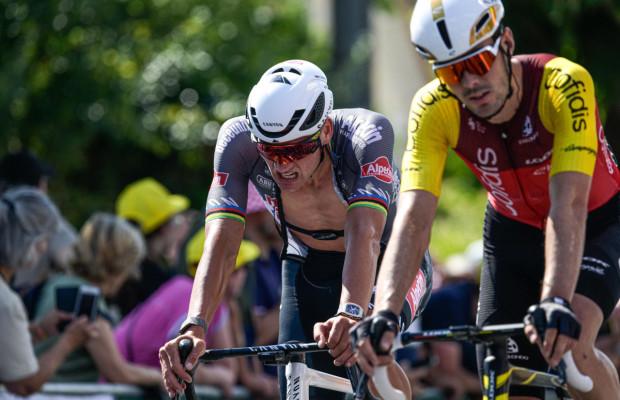 Van der Poel a presque réussi la prouesse dans une étape remportée par Tim Merlier