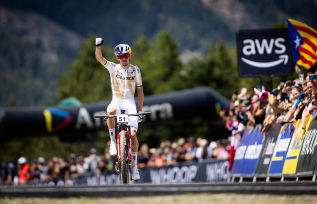 Lección de Tom Pidcock que gana la Copa del Mundo XCO de Andorra con otra remontada épica