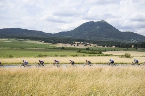 Pogacar and Vingegaard draw, Simon Yates wins the stage from the breakaway, and Healy is the new leader