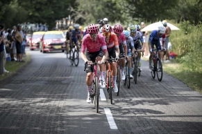 Pogacar and Vingegaard draw, Simon Yates wins the stage from the breakaway, and Healy is the new leader