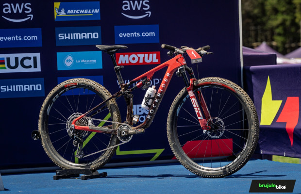 En détail, le vélo Rockrider RACE 904S sur lequel Sammie Maxwell domine la Coupe du monde 2025