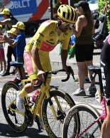 Jonas Abrahamsen wins the mother of all battles and Pocacar falls before the Pyrenees