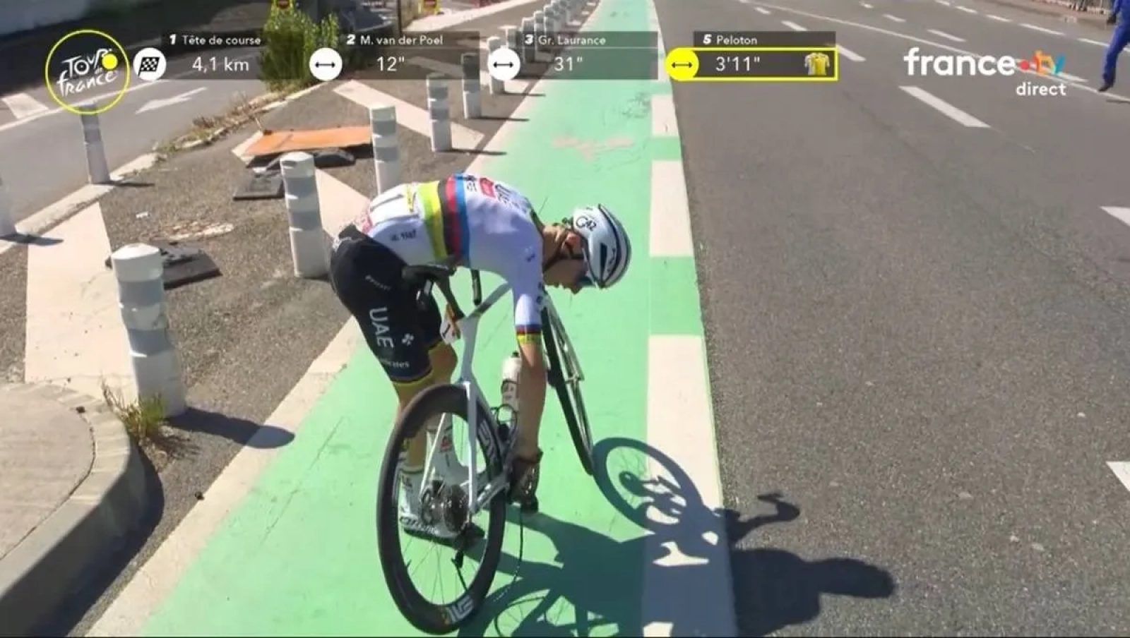 "Stop, stop, stop! Everyone stop pedaling immediately": the peloton pays respect to Pogacar