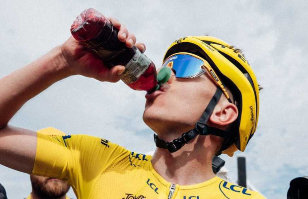 Qué es la bebida roja que toman los ciclistas al final de cada etapa