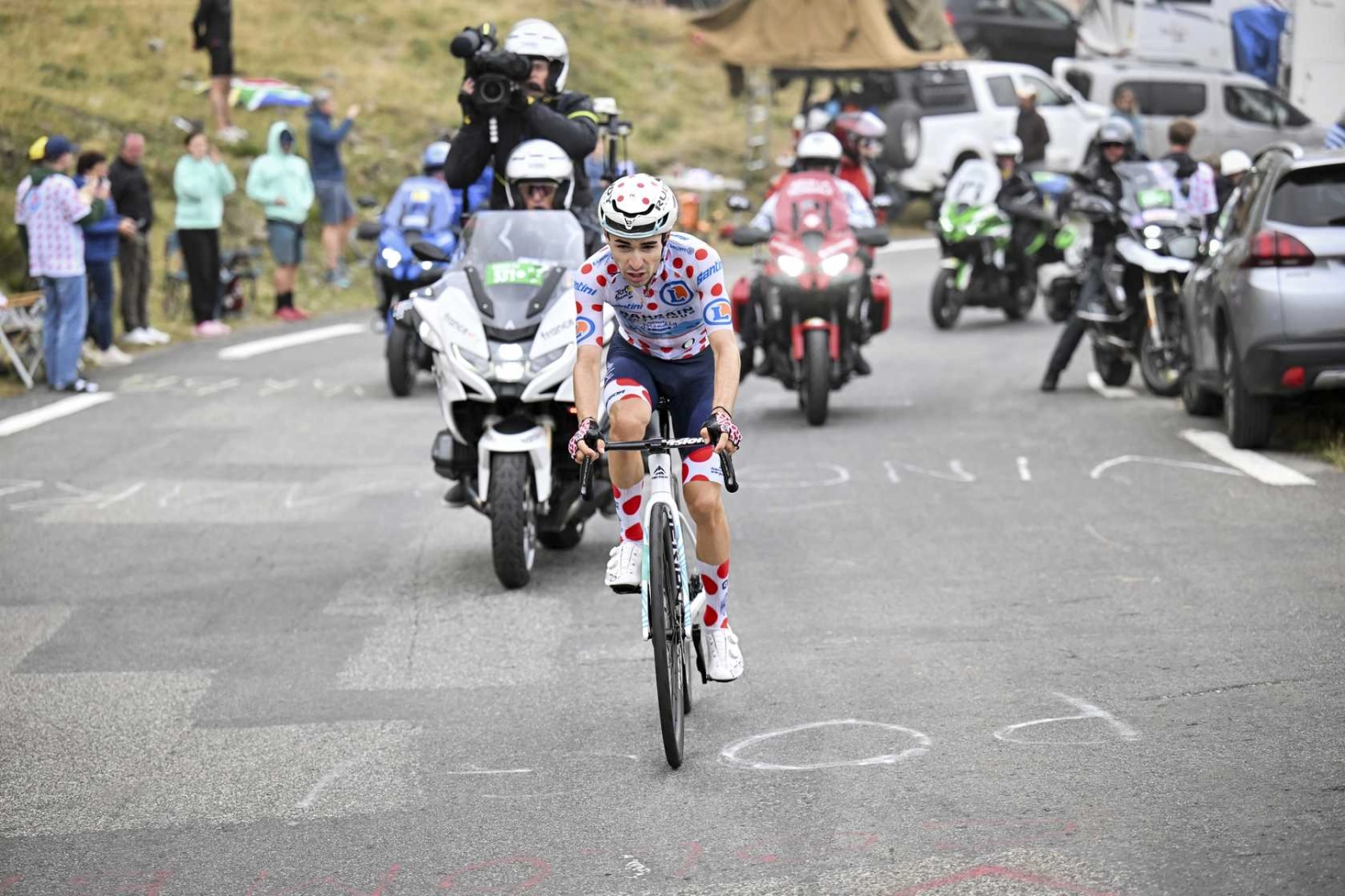 Thymen Arensman achieves victory in Superbagneres on the day Evenepoel says goodbye to the Tour de France