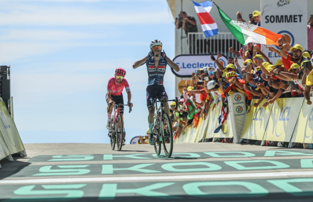 Triunfo de Valentin Paret-Paintre en la cima del Mont Ventoux