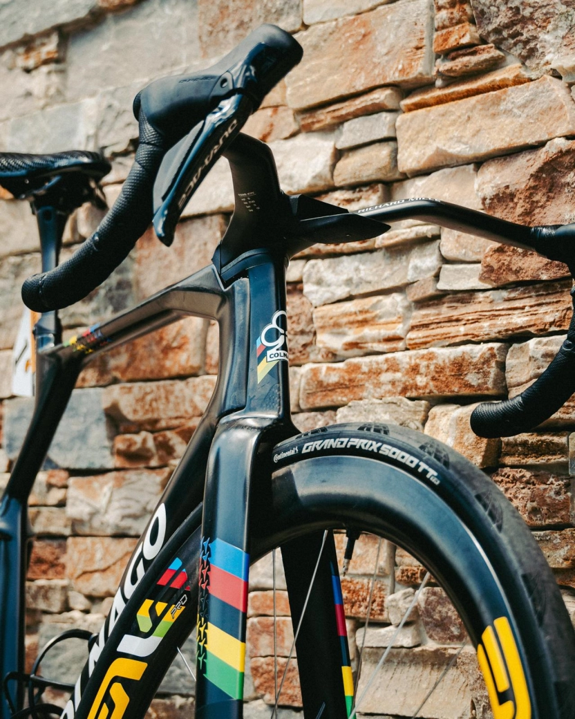 Pogacar debuted a new Colnago Y1Rs lighter than ever, its weight is at the limit of the regulations