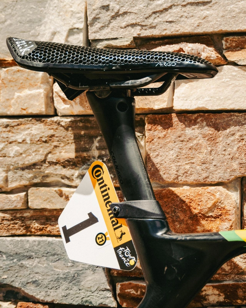 Pogacar debuted a new Colnago Y1Rs lighter than ever, its weight is at the limit of the regulations