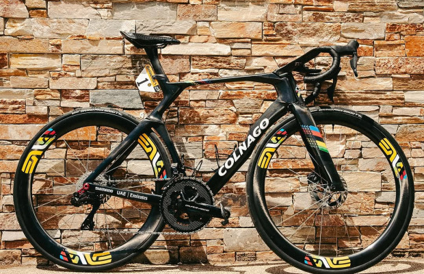 Pogacar estrenó una nueva Colnago Y1Rs más ligera que nunca, su peso está al límite de la normativa