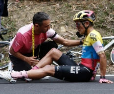 Why are cyclists able to endure more pain than other athletes?