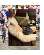 Why are cyclists able to endure more pain than other athletes?