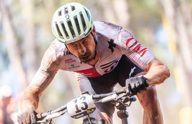 "Todo iba bien hasta que volé por encima del manillar": así fue la caída de Schurter que no vimos en el Europeo
