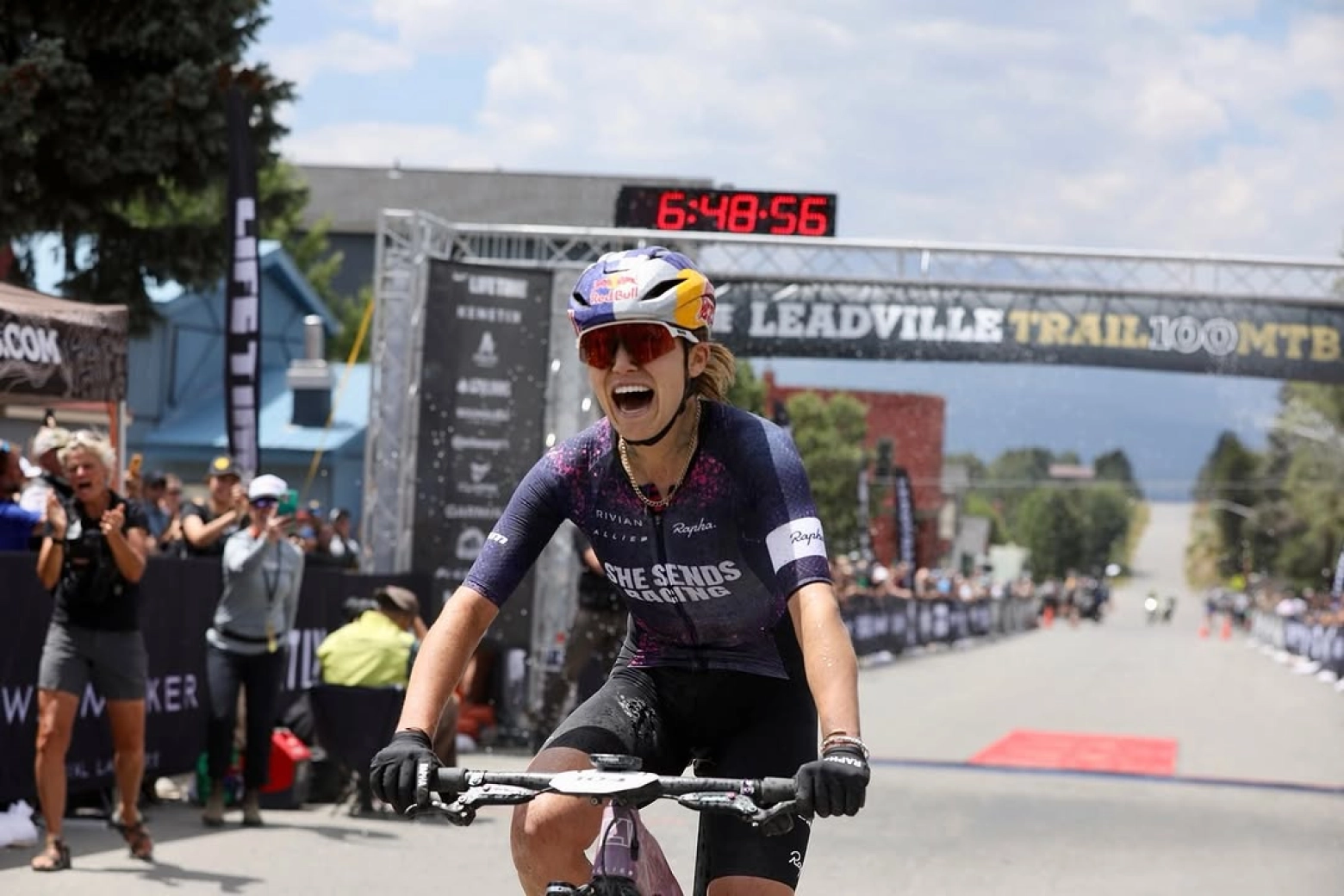 Kate Courtney quebra o recorde e Keegan Swenson conquista sua quinta vitória no Leadville Trail 100 MTB.