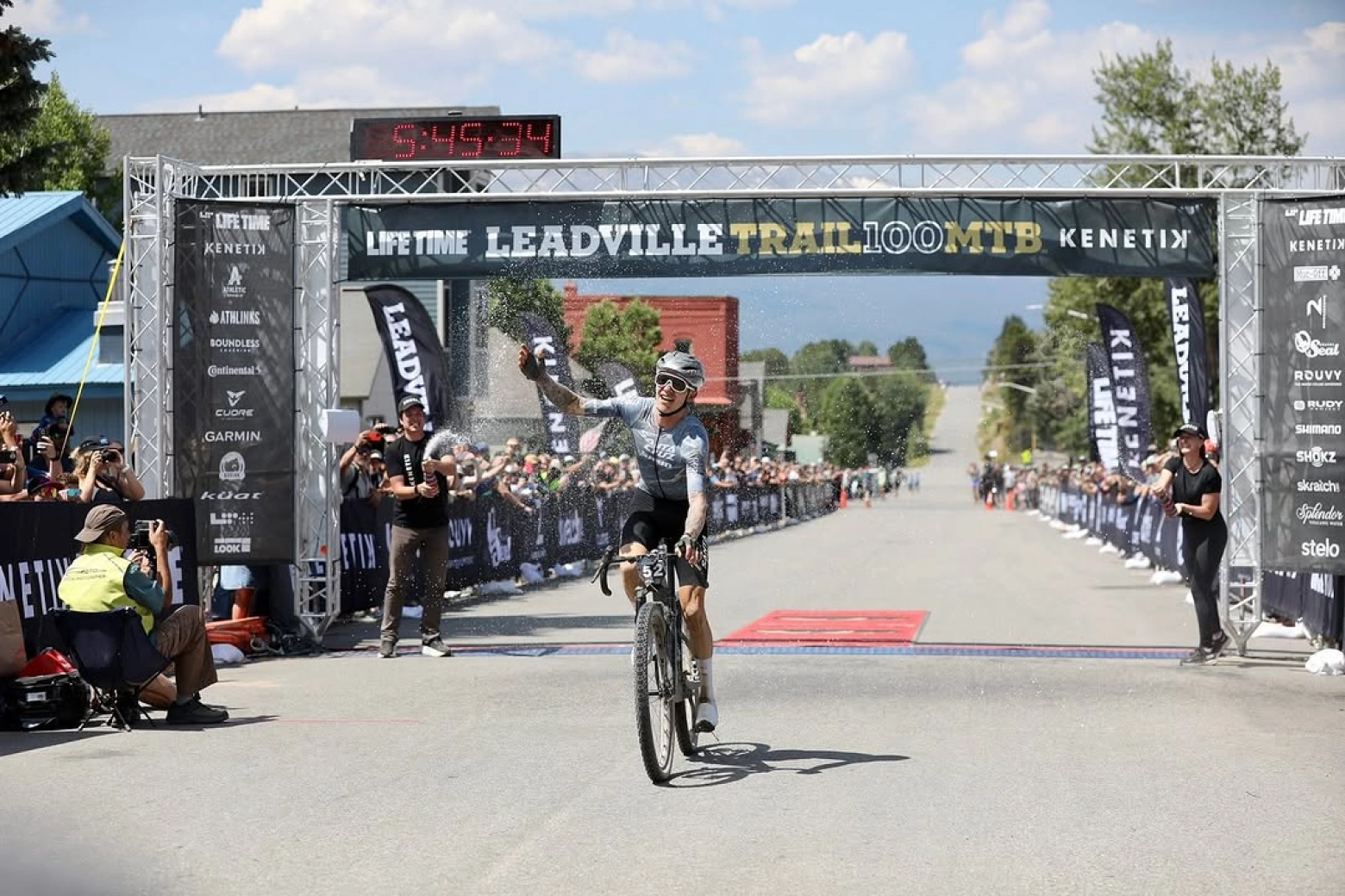 Kate Courtney quebra o recorde e Keegan Swenson conquista sua quinta vitória no Leadville Trail 100 MTB.