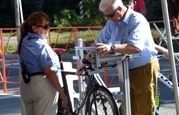 The UCI expels six teams for rejecting their new tracking device