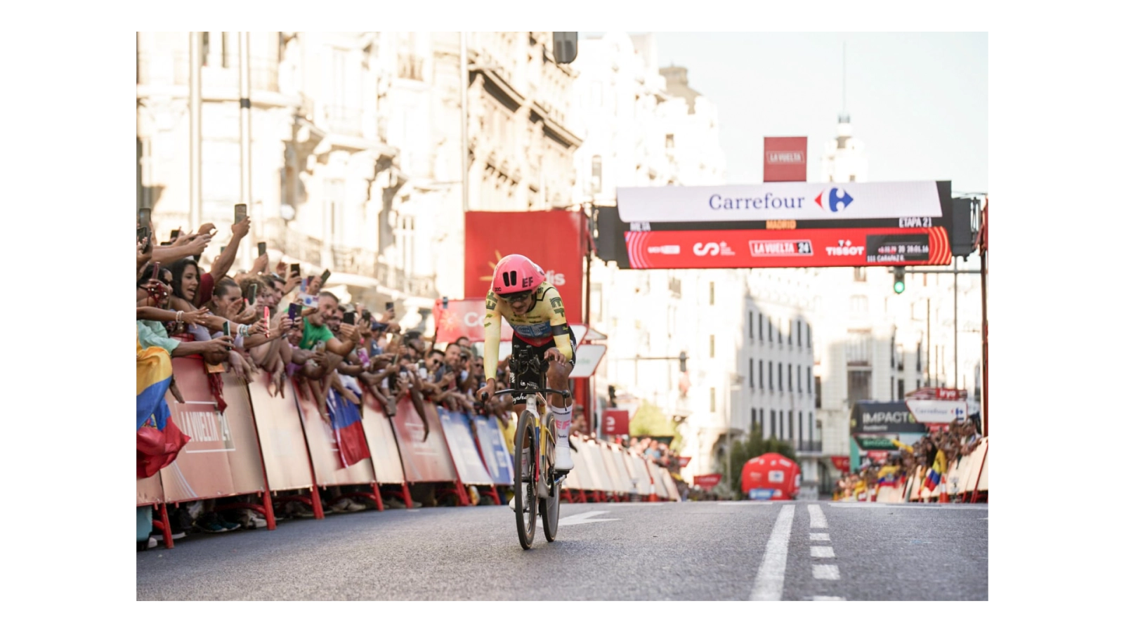 How much prize money is awarded in the 2025 Vuelta a España?