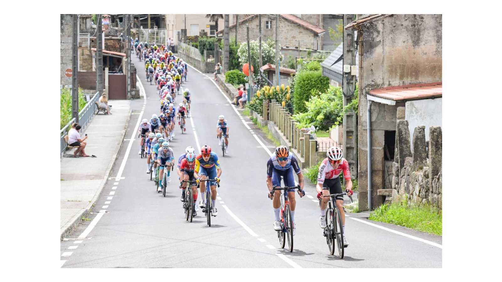 How much prize money is awarded in the 2025 Vuelta a España?