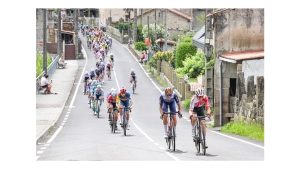 How much prize money is awarded in the 2025 Vuelta a España?