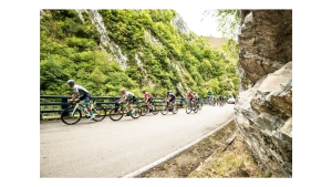 How much prize money is awarded in the 2025 Vuelta a España?