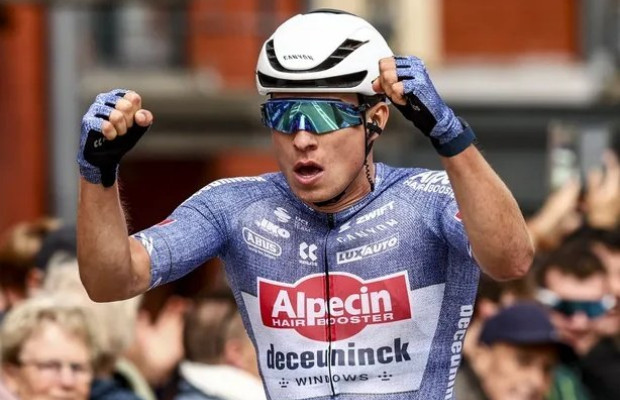 Jasper Philipsen hace buenos los pronósticos en la primera etapa de La Vuelta 2025