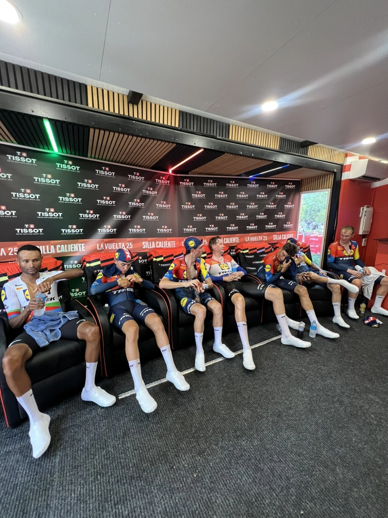 Few differences in a team time trial won by UAE and in which Vingegaard has regained the lead