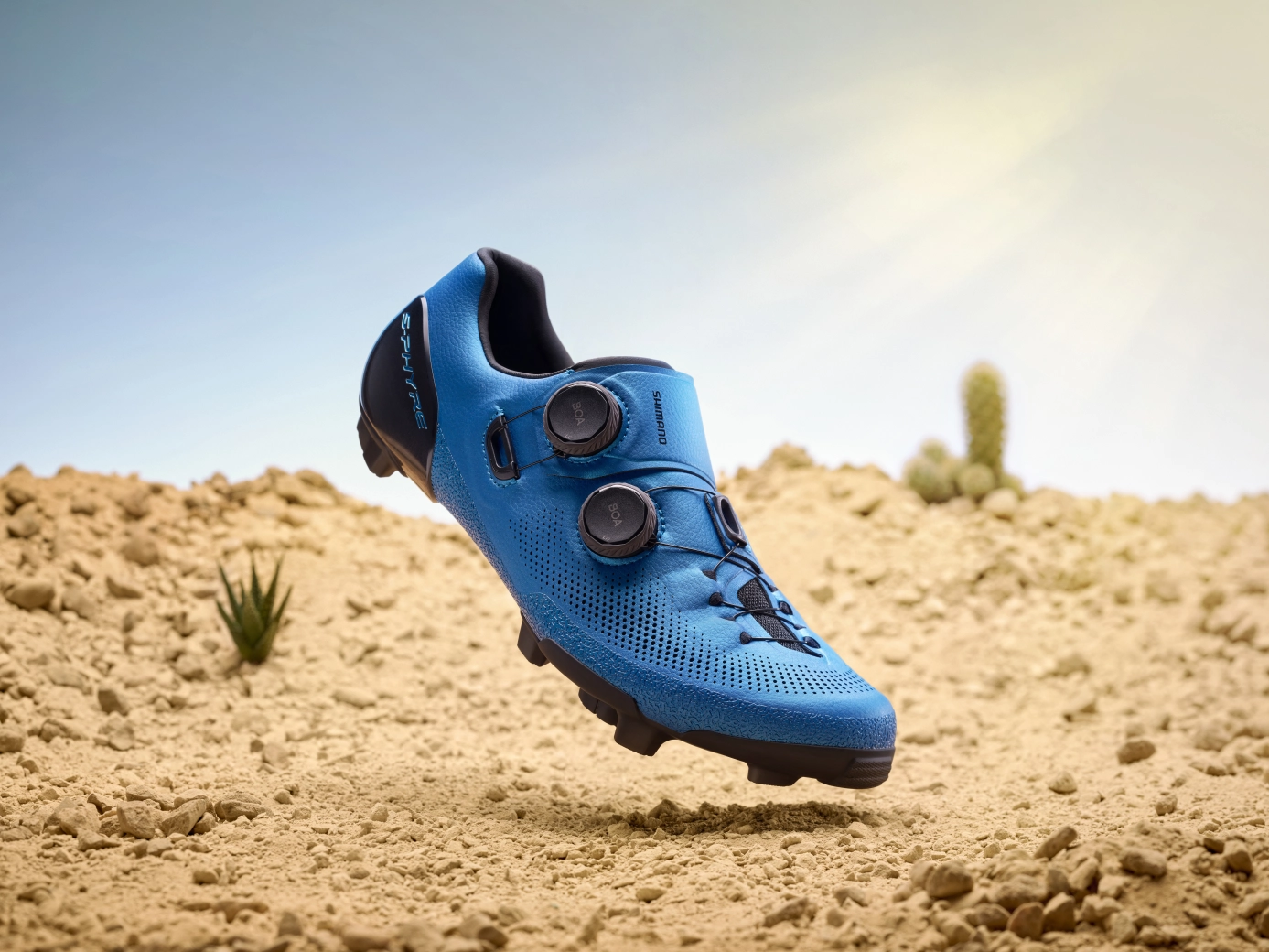 The best of road and mountain bike shoes, that's the Pontoon system of the Shimano RX910 S-PHYRE for gravel