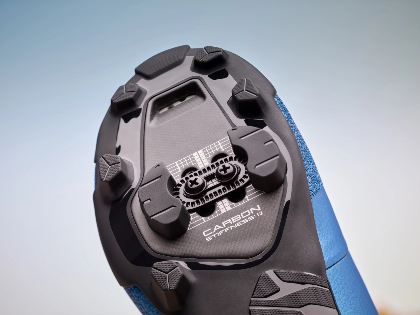 The best of road and mountain bike shoes, that's the Pontoon system of the Shimano RX910 S-PHYRE for gravel