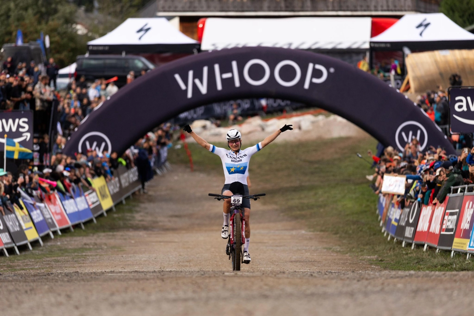 Jenny Rissveds and Charlie Aldridge show off their power to win the Short Track in Les Gets