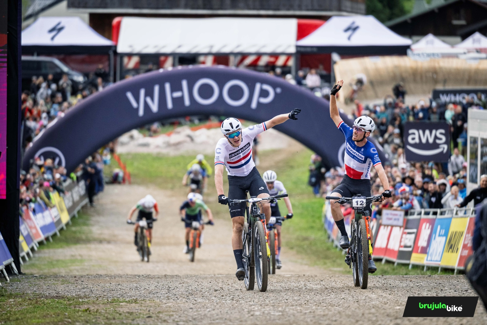 Jenny Rissveds y Charlie Aldridge presumen de potencia para ganar el Short Track de Les Gets