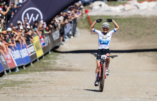 Jenny Rissveds arrasa en Les Gets y mete miedo de cara al Mundial
