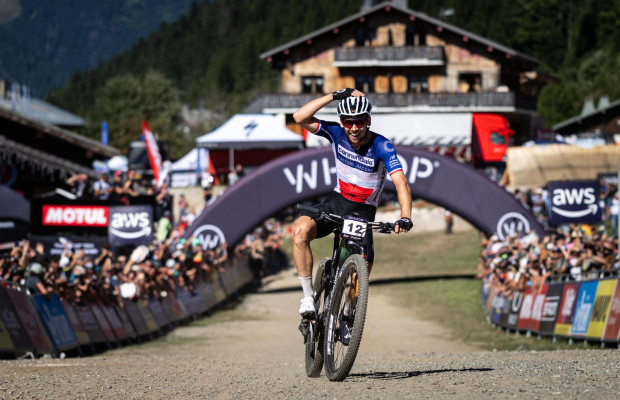 Luca Martin remporte la victoire et Van der Poel secoue ses démons lors de la Coupe du Monde XCO de Les Gets 2025