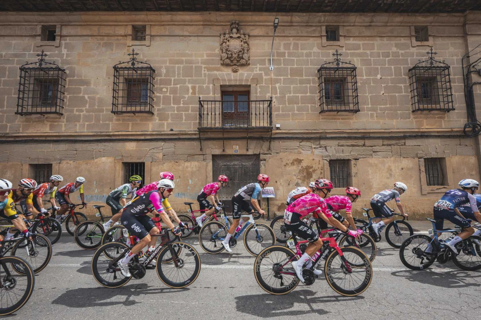 Vingegaard launches his first offensive in La Vuelta but Torstein Træen manages to save the leadership
