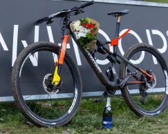 Aldridge won in Les Gets with an electronic Fox shock absorber