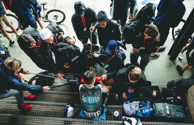 "Não estamos correndo uma maldita marcha cicloturista": a raiva de Pidcock em Bilbao