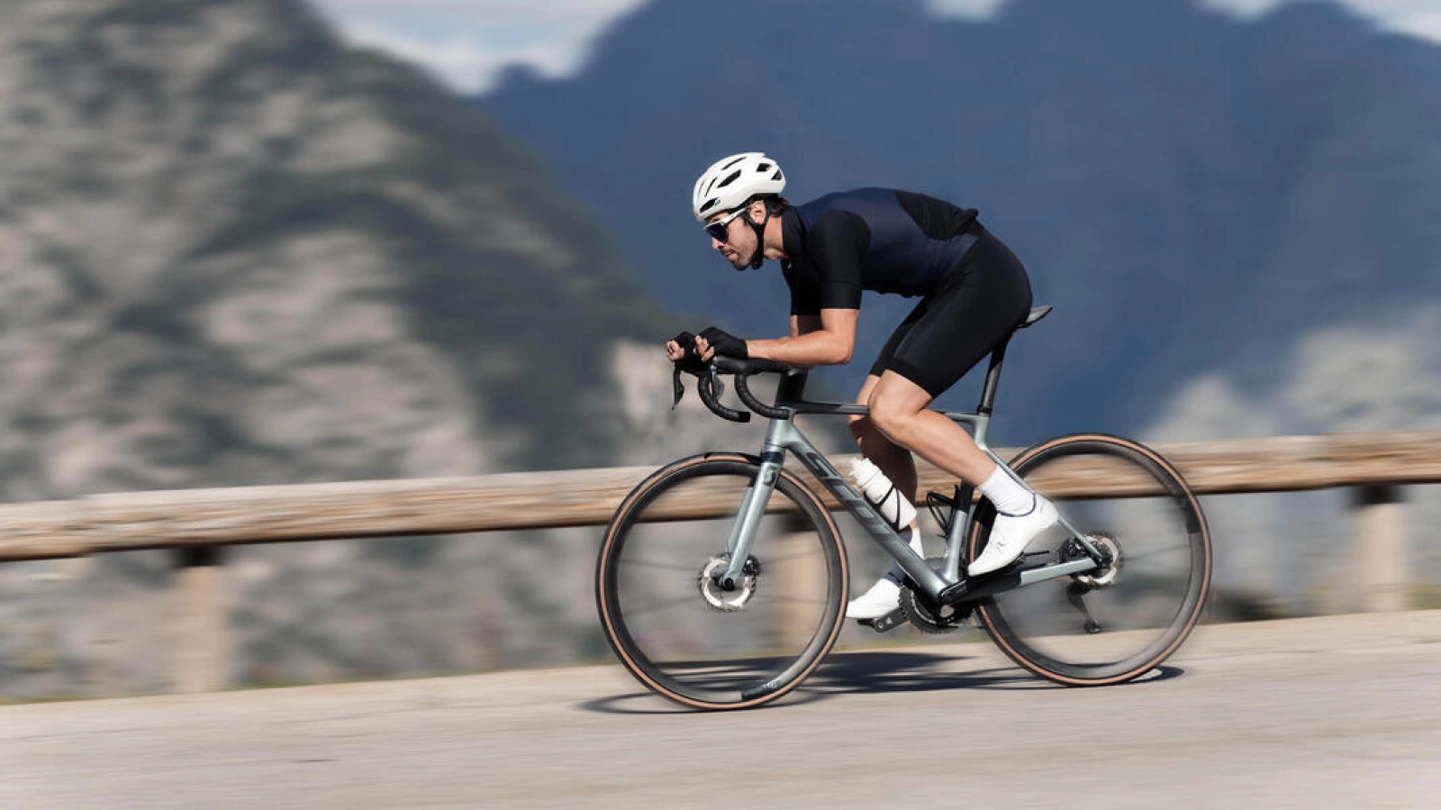 If you are looking for a reliable, fast, and comfortable tire, take note of this name: Michelin Pro5