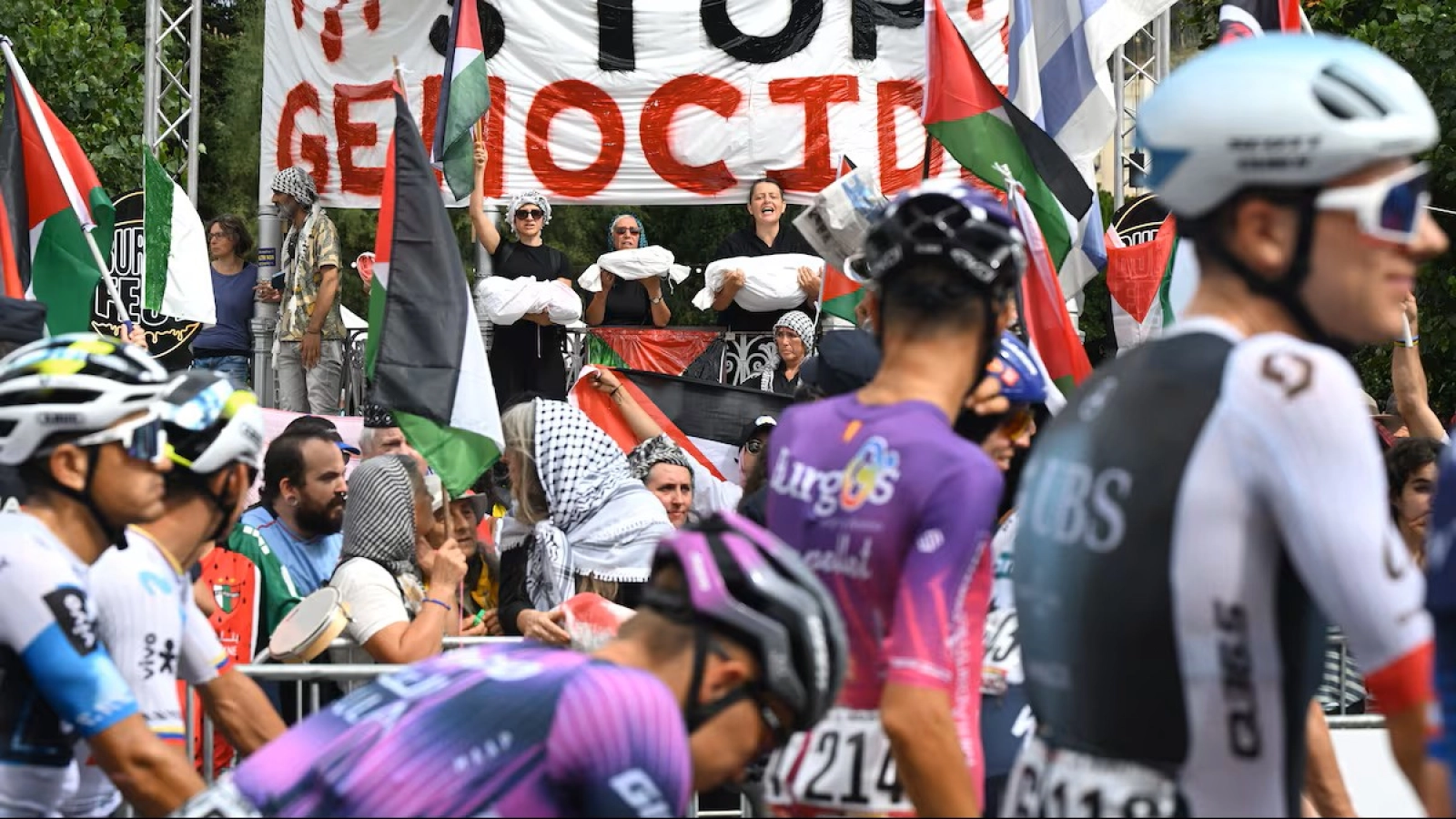 The riders decide to continue in La Vuelta, but if something serious happens, they will stop