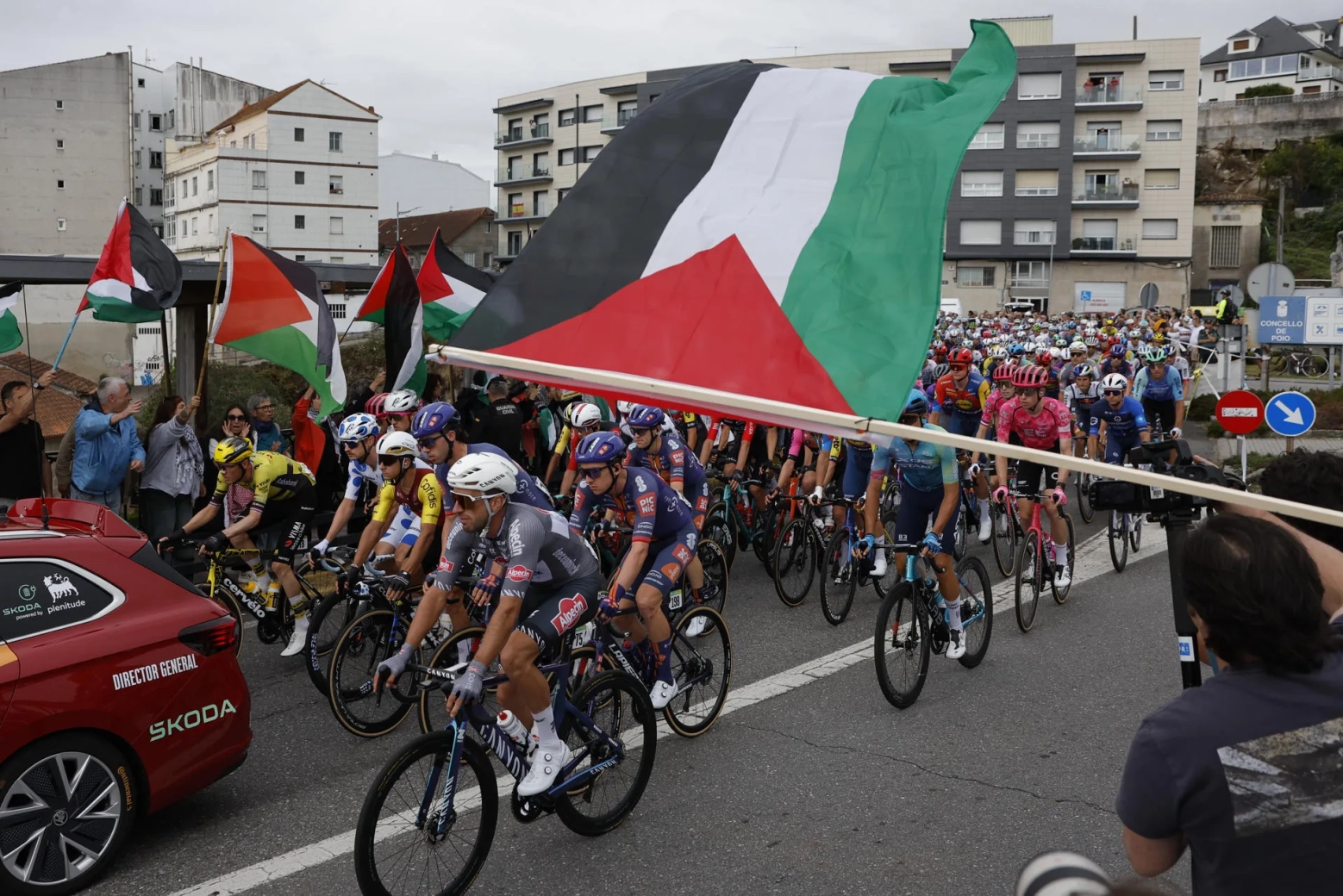 The riders decide to continue in La Vuelta, but if something serious happens, they will stop