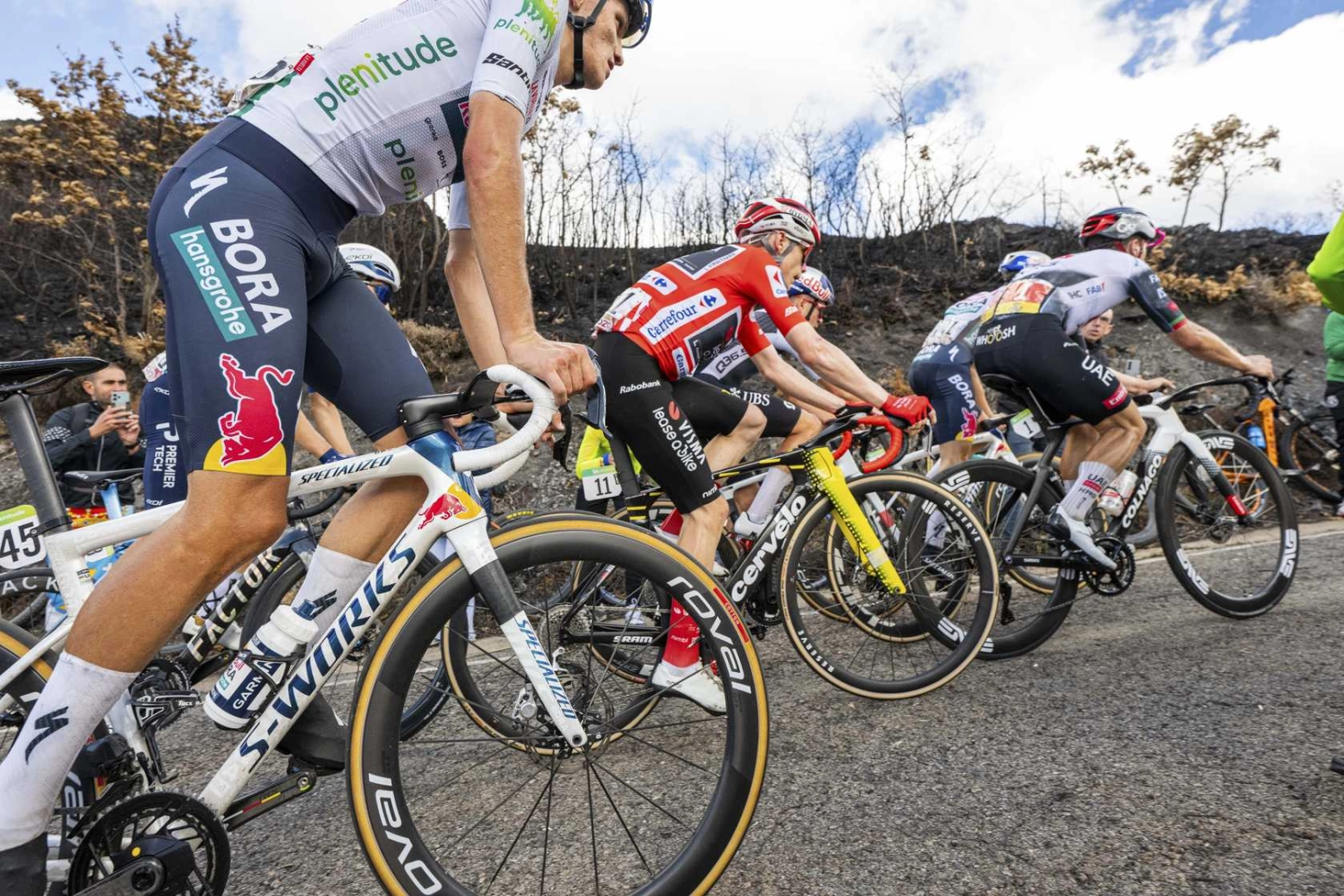 Pellizzari strengthens the white jersey on another day of mountain without differences in the fight for the podium