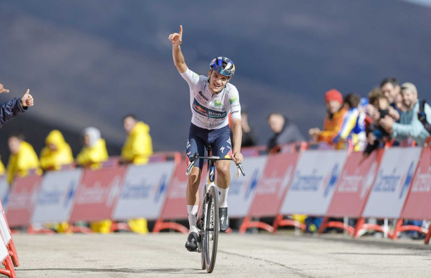 Pellizzari afianza el maillot blanco en otro día de montaña sin diferencias en la lucha por el podio