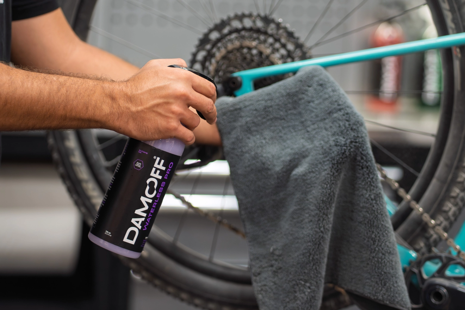 You only need this and a cloth to leave your bike looking like new without a single drop of water: that's the new Damoff Waterless Pro