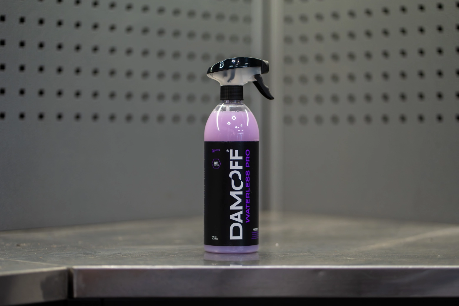 You only need this and a cloth to leave your bike looking like new without a single drop of water: that's the new Damoff Waterless Pro