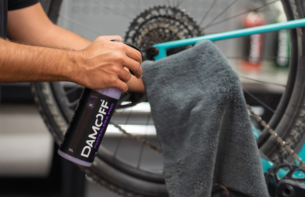 Solo necesitas esto y un trapo para dejar tu bici como nueva sin una sola gota de agua: así es el nuevo Damoff Waterless Pro